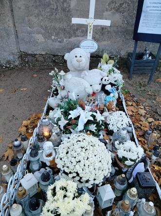 Grób Dzieci Utraconych na Cmentarzu parafialnym w Czarnkowie