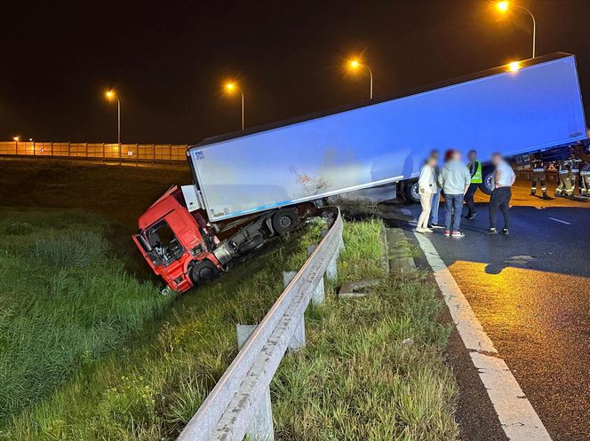Ciężarówka runęła z nasypu na węźle pod Warszawą