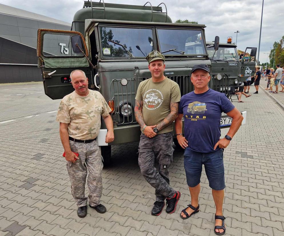 Oglądaliśmy w Bydgoszczy zabytkowe STAR-y. Wyjątkowe samochody ruszyły w Polskę