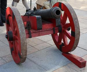 Salwy armatnie w centrum Lublina. Tak wyglądała inscenizacja historyczna na pl. Litewskim