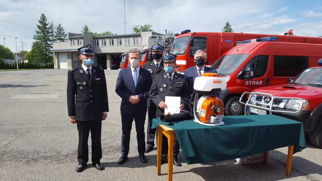 53 opryskiwacze zakupione w ramach Małopolskiej Tarczy Antykryzysowej przekazano strażakom OSP z powiatu tarnowskiego