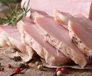 Delikatny schab gotowany w rękawie: pyszne danie obiadowe, jeszcze lepsza wędlina domowa