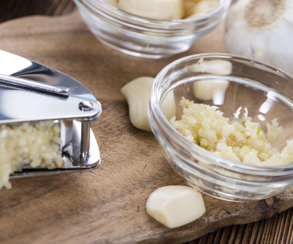 jak używać praski do czosnku