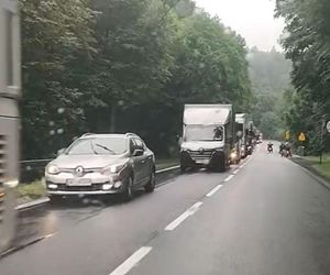 Gigantyczny korek na DK-8 przed granicą z Czechami. Poważne utrudnienia 