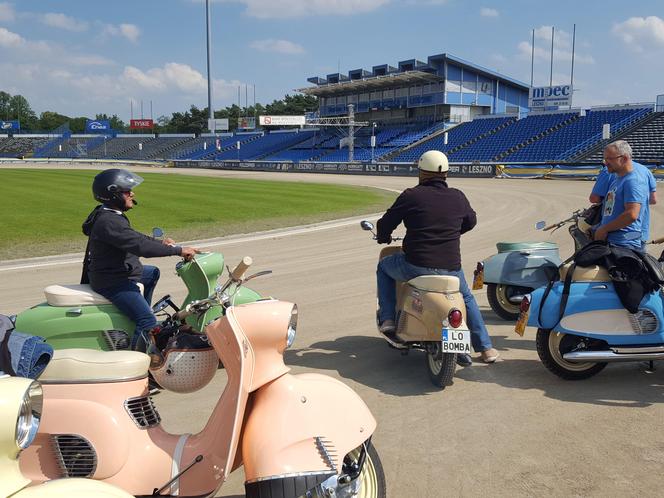 Osy kręciły kółka na stadionie żużlowym w Lesznie. Ogólnopolski zlot skuterów Osa Osieczna-Leszno 