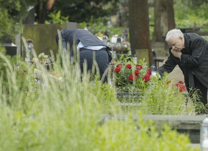 Kaczyński na cmentarzu. Pojechał uczcić mamę