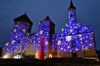 Magiczne iluminacje rozświetliły gotyckie zamczysko. Można poczuć się tu jak w bajce Disneya! [ZDJĘCIA]