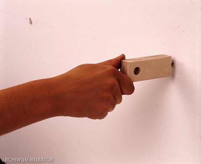 KROK IX - Mocowanie drewnianych klocków na ścianie