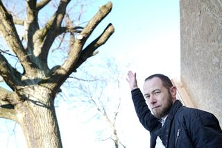 Dąb był pomnikiem przyrody przez 14 dni. Obok powstaje apartamentowiec