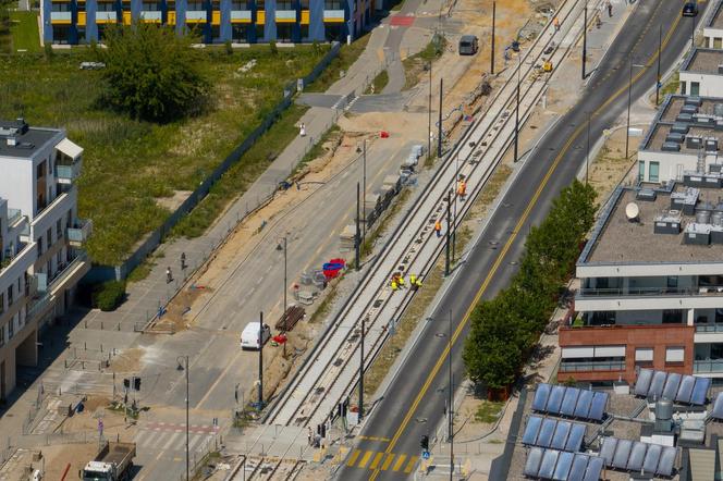 Niedziela i 30-stopniowy upał. Robotnicy w pocie czoła pracują na budowie tramwaju do Wilanowa 