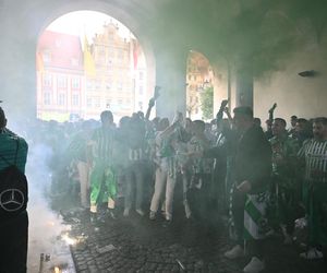 Agresywni kibice opanowali Wrocław. Tak wygląda stolica Dolnego Śląska w dniu finału Ligi Konferencji. Policja użyła armatek wodnych!