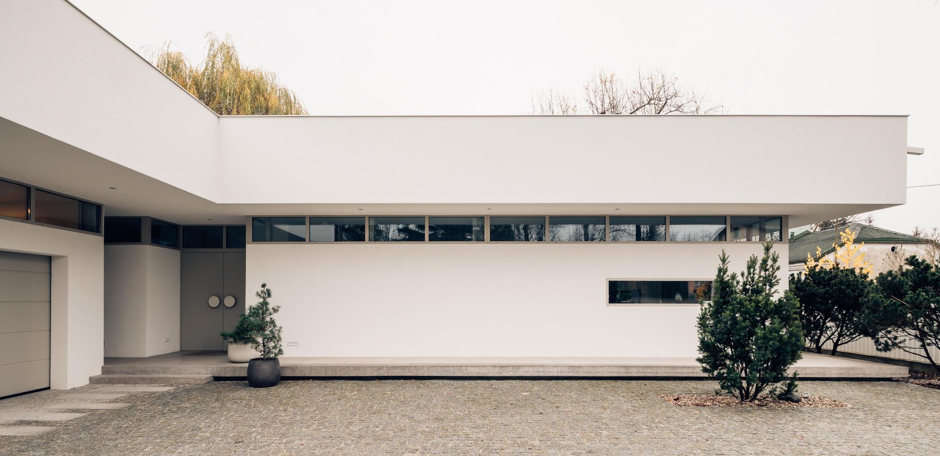 Dom z lewitującym dachem pod Warszawą. Fot. ONI Studio