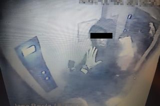 Atak w windzie w warszawskim bloku