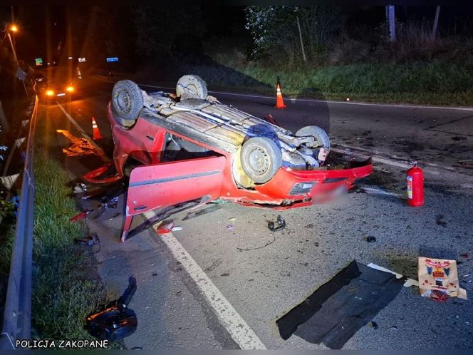 Seicento wpadło w poślizg na łuku drogi i dachowało. W środku 18-latek i pasażerka