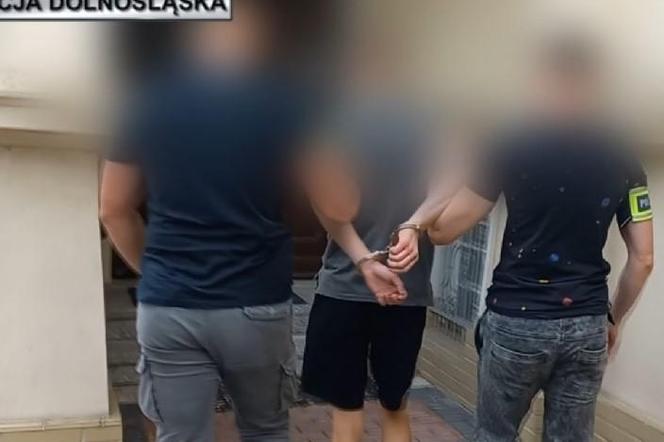 Siedemnastu pseudokibiców pobiło dwóch mężczyzn z Ukrainy. Użyli maczety, pałek i kija hokejowego