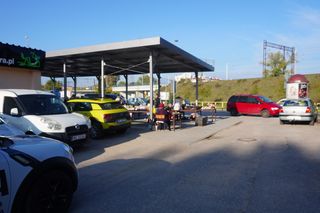 Targowisko przy ul. Grunwaldzkiej w Olsztynie zmienia się w oczach. Ruszył remont kolejnej wiaty [ZDJĘCIA]