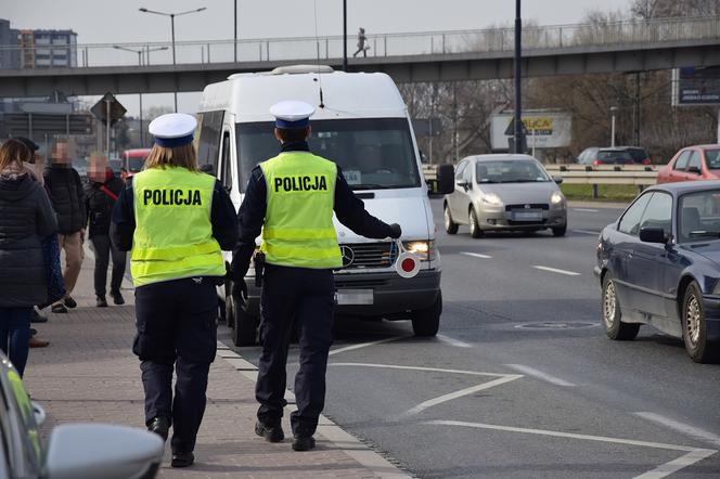 Koronawirus, nowe obostrzenia. Ile osób może jechać w samochodzie? Jakie ograniczenia w przemieszczaniu się?