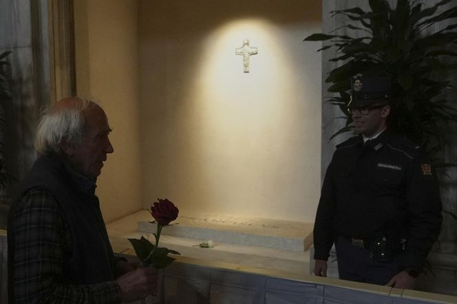 Wierni odwiedzają grób papieża Franciszka