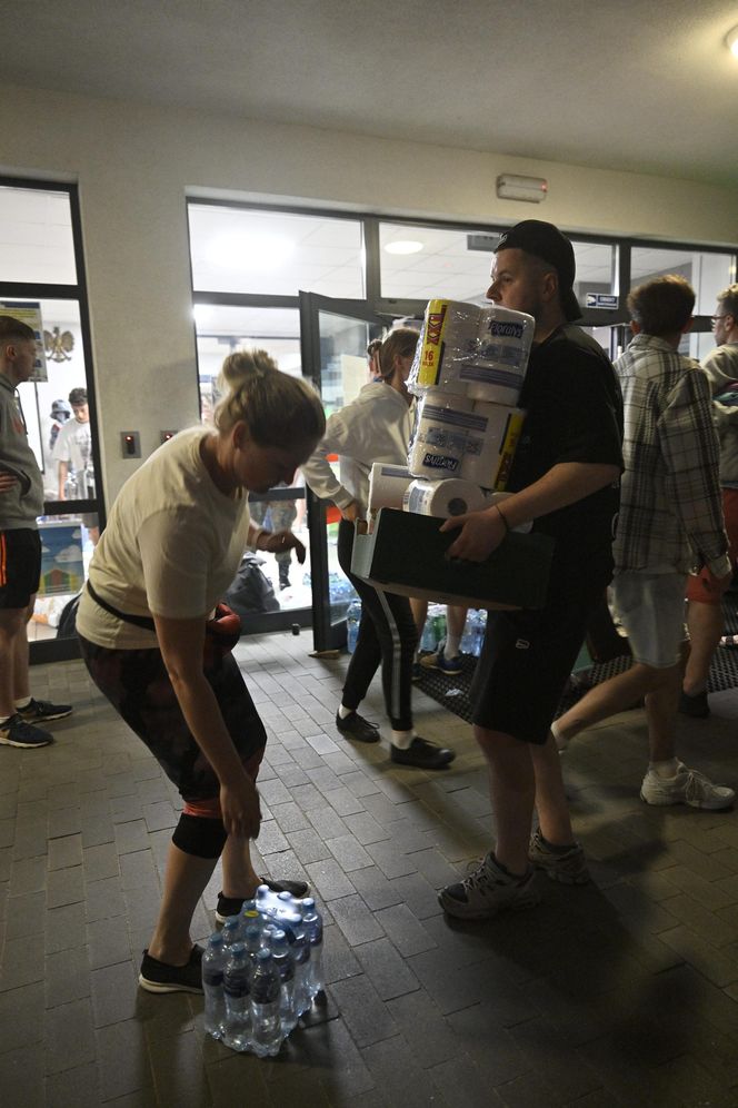 Pożar w Ząbkach. Wielkie poruszenie! Ludzie z całego miasta ruszyli z pomocą 