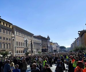 Ostatnie chwile przed pogrzebem Franciszka. Tłumy wiernych na pl. św. Piotra