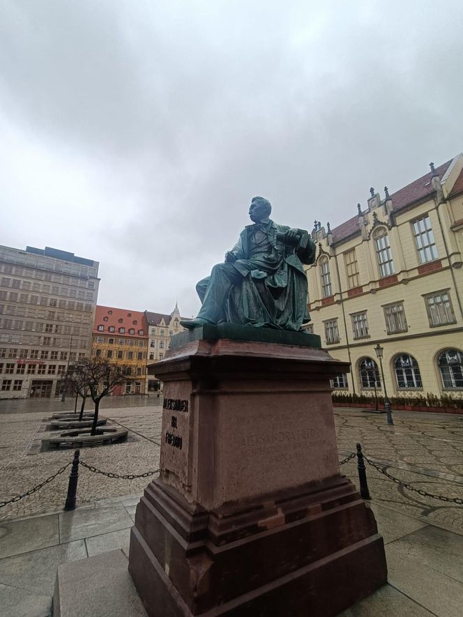 Znów wyrwali pióro Fredry i szpadę Szermierza we Wrocławiu. Wandale uwielbiają te pomniki