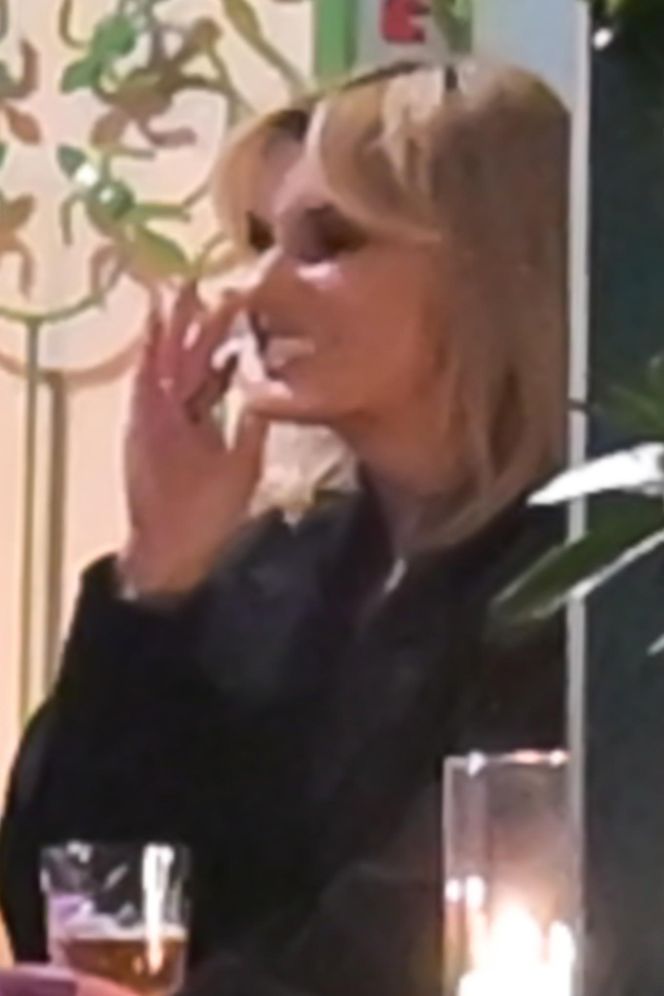 Anna Lewandowska w nocy pali elektryczne papierosy