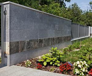 Ogrodzenie z bloczków betonowych oklejonych płytami kamiennymi