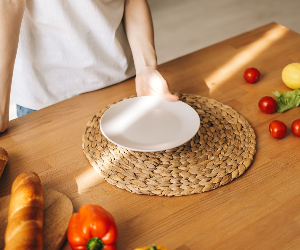 zbliżenie na pusty talerz trzymany przez kobietę