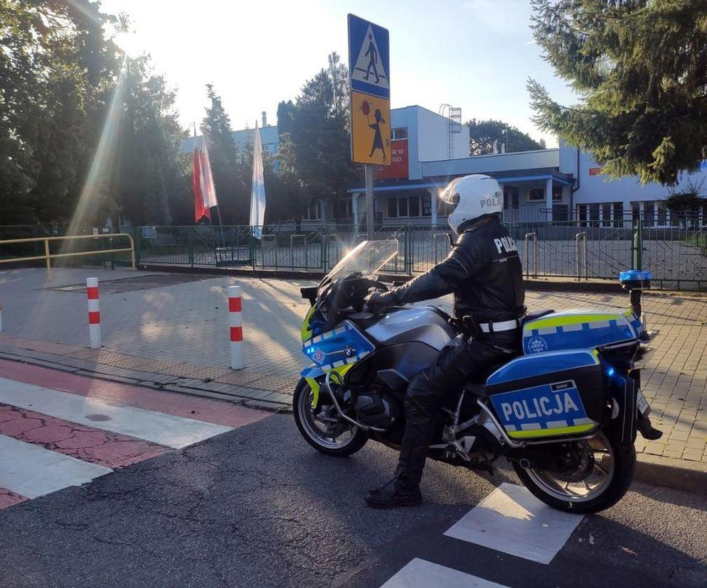 Policjanci monitorują przejścia dla pieszych przed pierwszym dzwonkiem