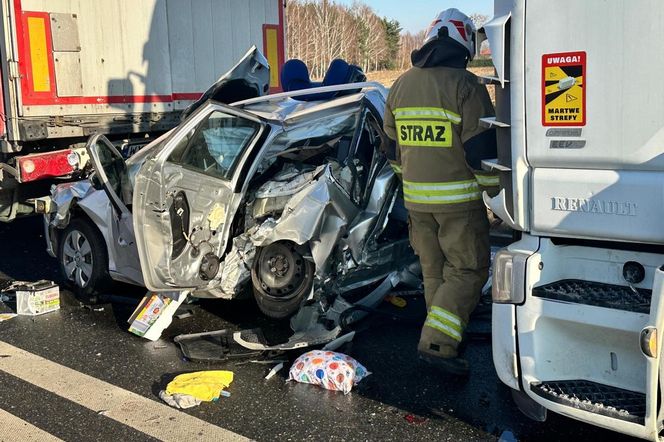 Wstrząsający wypadek pod Żyrardowem. Skoda zmiażdżona między dwoma tirami