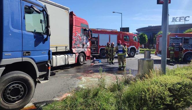 Zderzenie dwóch ciężarówek na Rondzie Gronowo w Lesznie 