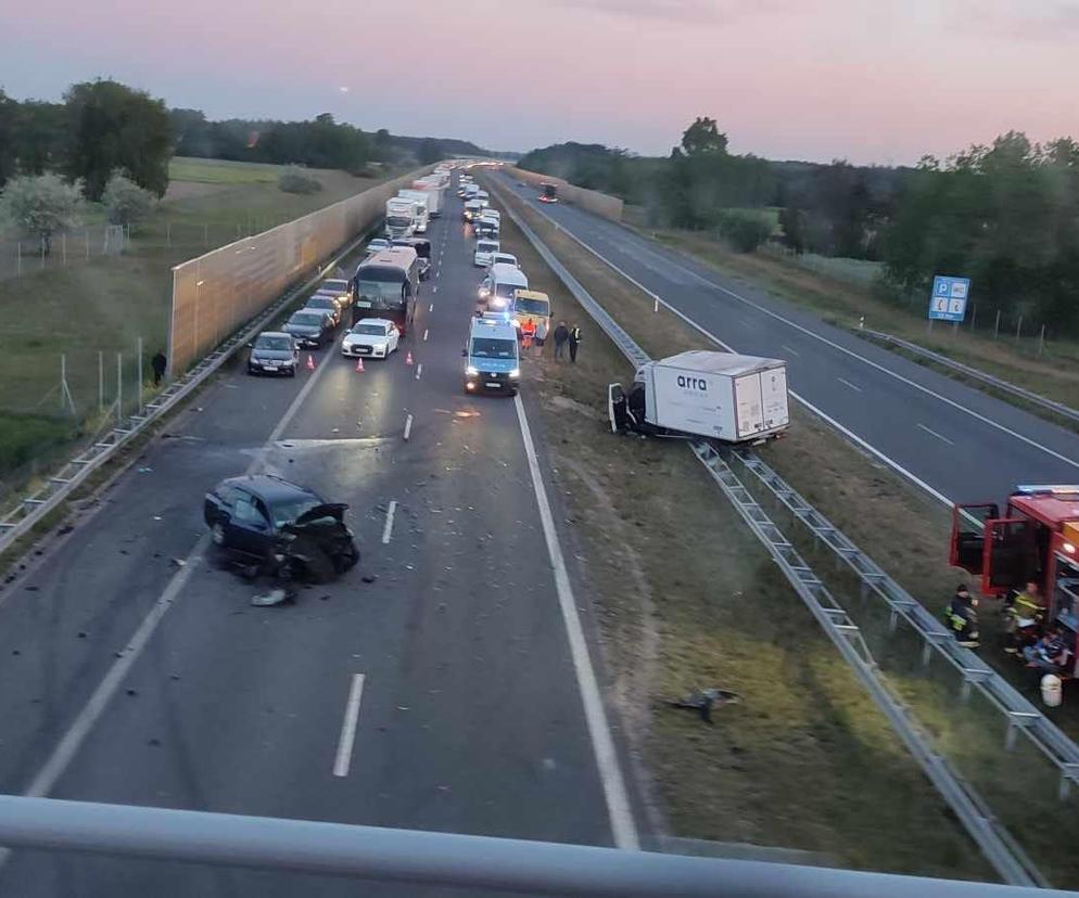 Tragiczny karambol na autostradzie A2. Jedna osoba zginęła, a kilka zostało rannych