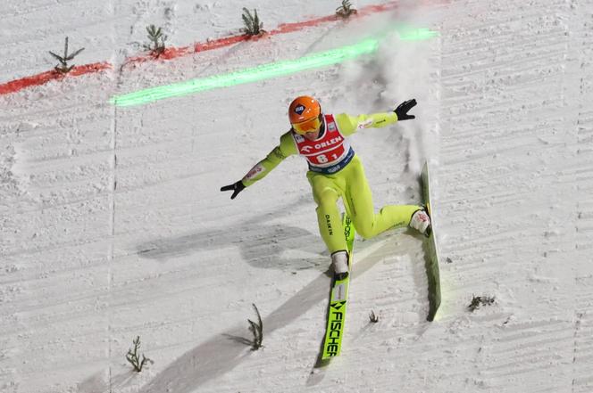 Kamil Stoch podczas drugiej serii drużynowego konkursu PŚ w skokach narciarskich w Zakopanem