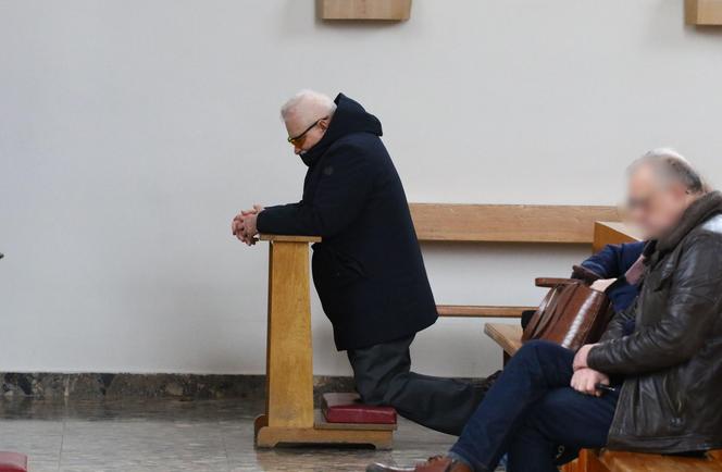 Lech Wałęsa wybrał się do kościoła w ostatni dzień 2023. roku. Tyle dał dziewczynce pod kościołem