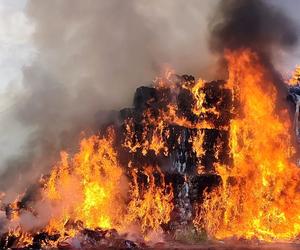 Ogromny pożar składowiska tekstyliów w Kamieńcu