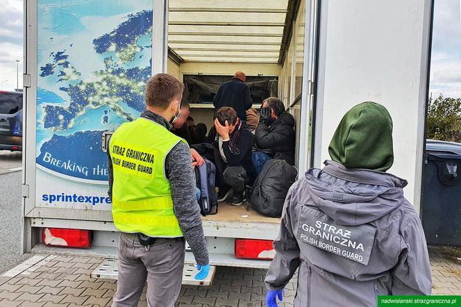 Kilkudziesięciu cudzoziemców w dostawczaku na A2. W akcji KAS i straż graniczna