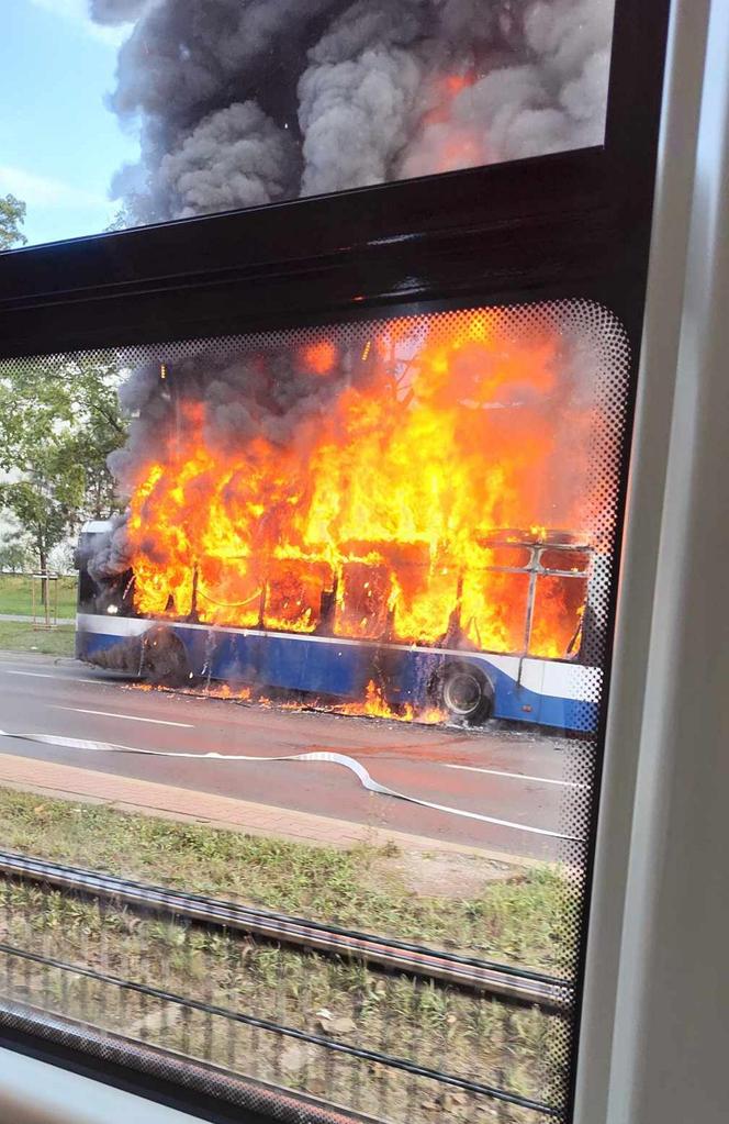 Pożar autobusu miejskiego w Krakowie. Pasażerowie uciekli w popłochu [ZDJĘCIA].