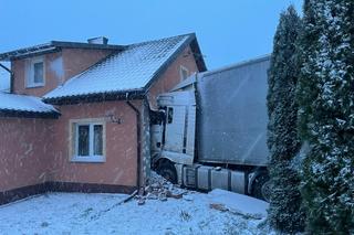 We wsi Mojtyny tir wbił się w dom. Jedna ściana została całkowicie zburzona!