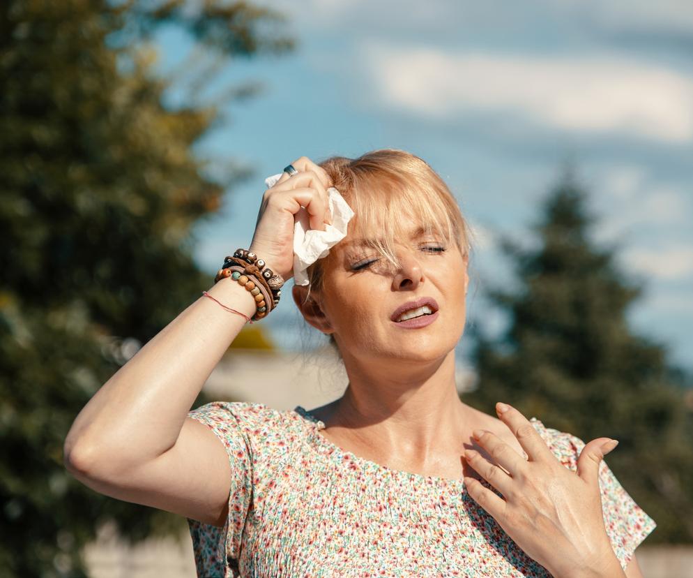 Kobieta próbuje się schłodzić w trakcie upału