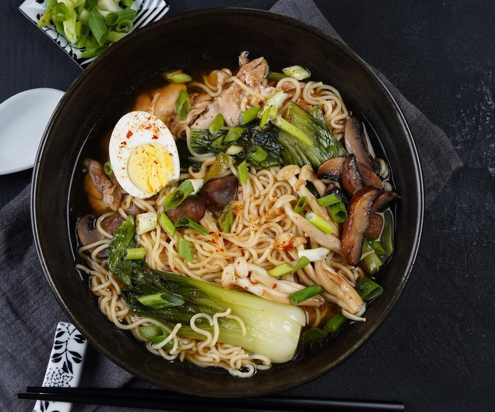 Aromatyczny ramen w zaledwie kilka chwil. Jamie Oliver ma na to sprawdzony sposób
