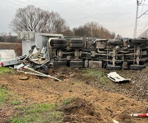 Zderzenie pociągu z ciężarówką. Skład PKP Intercity się wykoleił. Trwa akcja ratunkowa