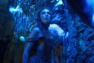 Millie Bobby Brown jako niepokorna księżniczka Disneya.