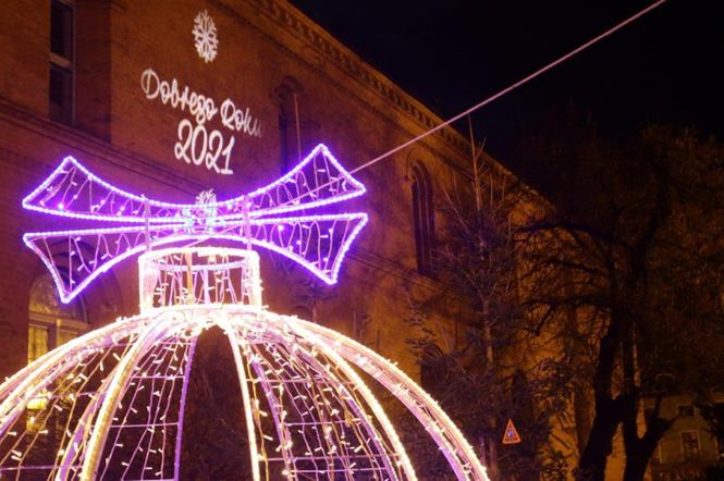Toruń prezentuje iluminacje z noworocznymi życzeniami