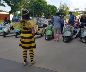 Osy kręciły kółka na stadionie żużlowym w Lesznie. Ogólnopolski zlot skuterów Osa Osieczna-Leszno 