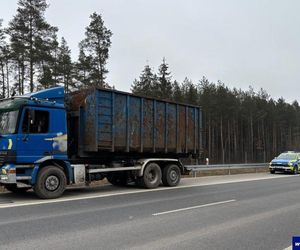 Uciekał kradzioną ciężarówką przed policjantami z Mazur. Kierowca był osobą zaginioną