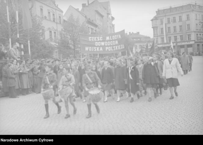 Tak wyglądała Jelenia Góra po wojnie. Zobacz migawki z życia miasta 