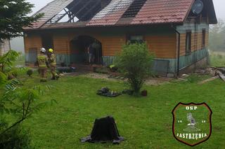 Potężny pożar w Kąśnej Dolnej. Ponad 50 strażaków gasiło płonący drewniany dom