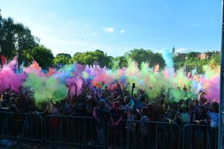 W Lublinie wybuchła bitwa... na kolorowe proszki. Zobacz zdjęcia z Festiwalu Kolorów! [GALERIA]