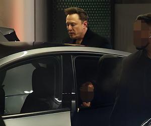 Elon Musk do Polski nie przyjechał sam! Mamy zdjęcia wprost z lotniska. Oto, kogo ze sobą zabrał [ZOBACZ]
