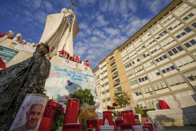 To ostatnie dni papieża Franciszka? Watykan szykuje się do pochówku. "Żadnych urlopów"